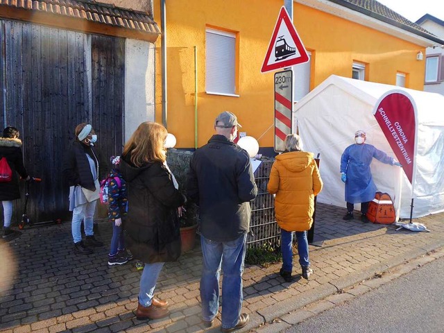 Kleine Schlangen Wartender stehen scho...echts vorne) mittags um 15 Uhr ffnet.  | Foto: Manfred Frietsch