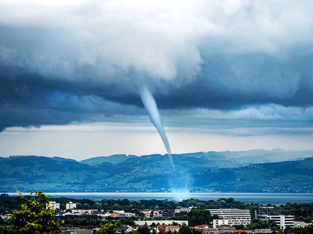 Ein Tornado fegt ber den Bodensee bei Friedrichshafen.  | Foto: Dr. Christoph Sommergruber (dpa)