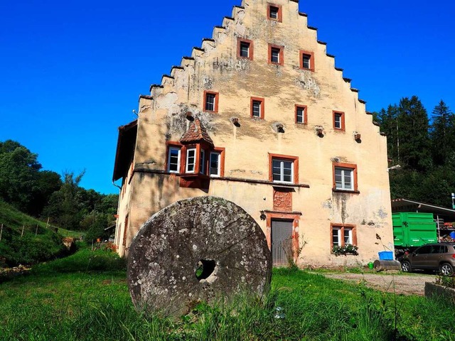 Der Mhlstein vor dem  Hauptgebude de...m Juli die berschwemmung verursachte.  | Foto: Boris Burkhardt