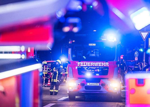 Bei Schweiarbeiten an der im Bau befi...  Dmmmaterial eines Khlturms  Feuer.  | Foto: Boris Roessler (dpa)