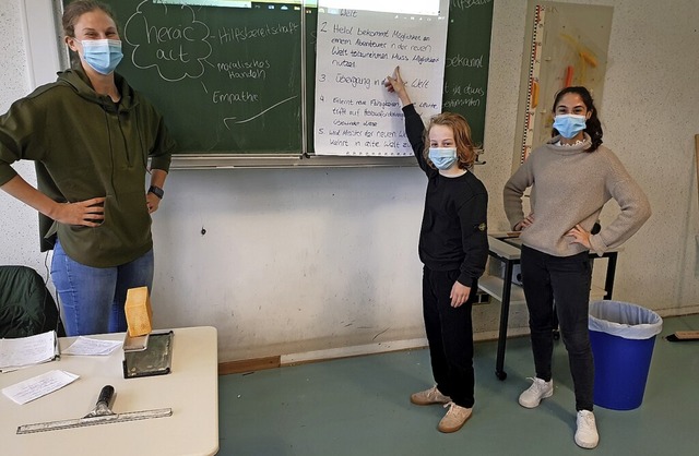 Die Fuballerinnen Sarah-Lisa Dbel (l...der Merkstze zum Thema Zivilcourage.   | Foto: Erich-Kstner-Realschule