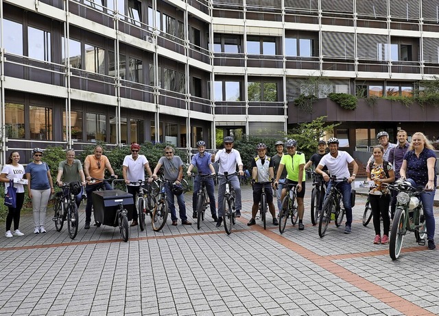 Eine Stadtradeln-Fahrradtour durch die...ber in Offenburg vor dem Landratsamt.   | Foto: Christoph Breithaupt