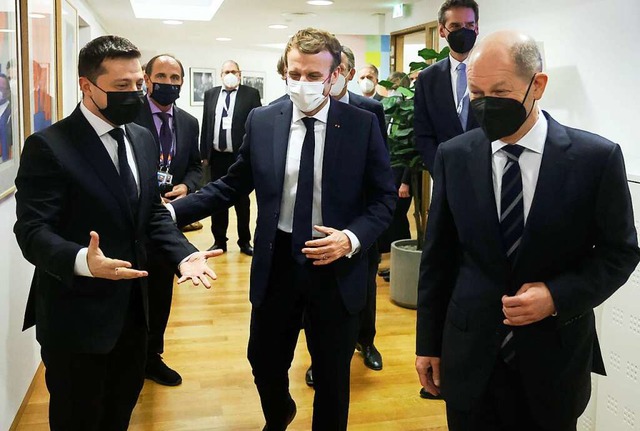 Frankreichs Prsident Emmanuel Macron ...enten der Ukraine, Wolodymyr Selenskyj  | Foto: Kenzo Tribouillard (dpa)