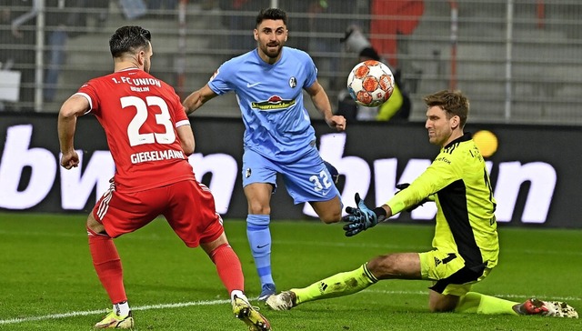 Vincenzo Grifo (blau) vergibt hier geg...ne gute Torchance fr den SC Freiburg.  | Foto: JOHN MACDOUGALL (AFP)