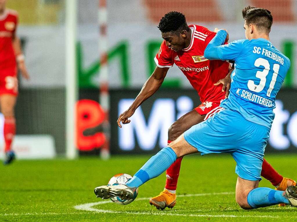 Keven Schlotterbeck heute zum ersten Mal von Anfang an neben seinem Bruder Nico – hier gegen Awoniyi.