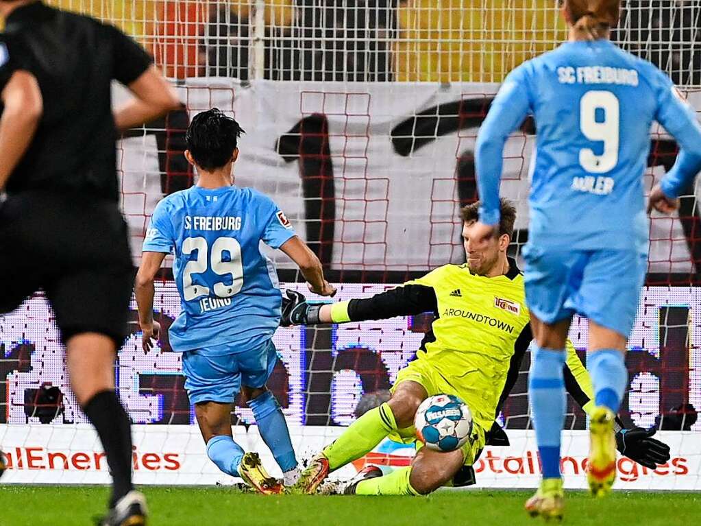 Union-Keeper Luthe kann kurz vor Freiburgs Jeong klren.