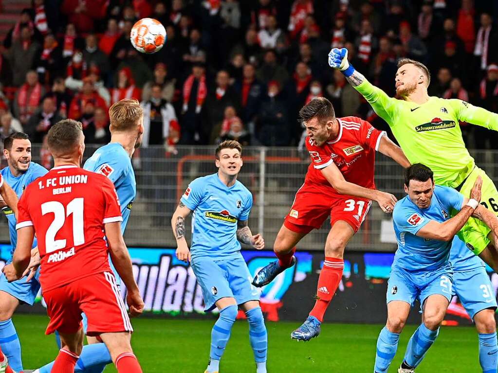 Keeper Flekken behielt heute seine weie Weste und hier die Oberhand gegen Berlins Knoche.