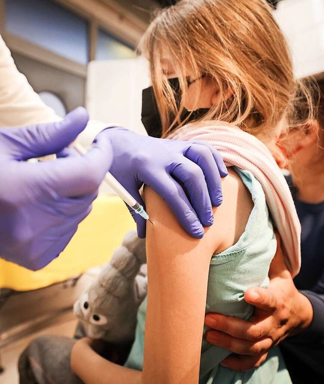 Ab Samstag, 18. Dezember, gibt es im K...endingen auch Impfaktionen fr Kinder.  | Foto: Christian Charisius (dpa)