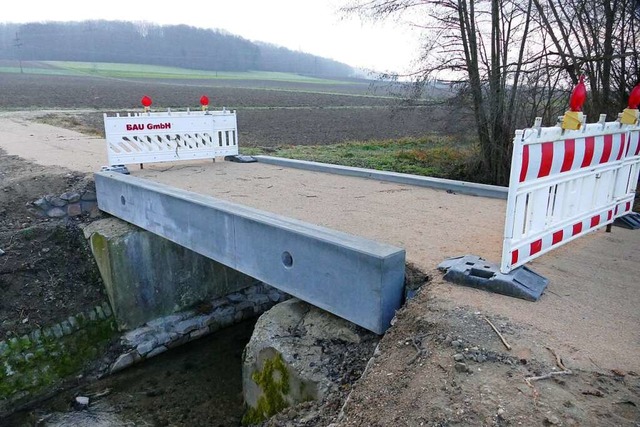 Das Gelnder fehlt an der Brcke bei W...Das  reiche knapp, so Landwirt Gtlin.  | Foto: Victoria Langelott