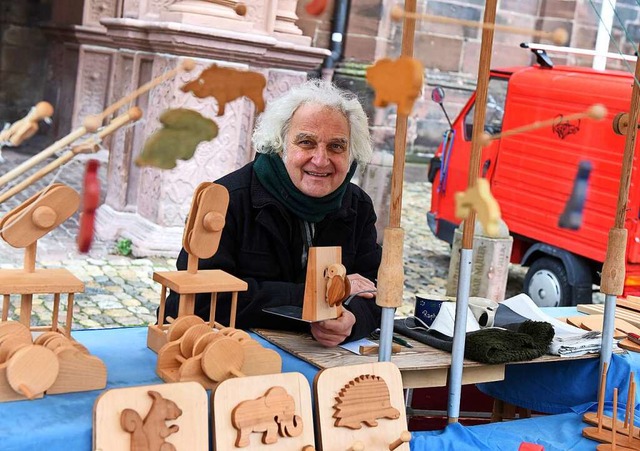 Inmitten seiner kleinen Holz-Werke: Ra...an seinem Stand auf dem Mnstermarkt.   | Foto: Rita Eggstein