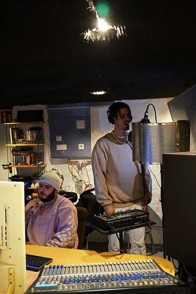 Snger und Rapper Jay m&#39;apelle (Jo.... Musikstudio unter dem Cafe Kreuzweg.  | Foto: Fabian Sickenberger