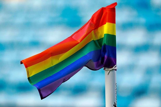 Die Regenbogenflagge ist international ein Zeichen der LGBTQ+-Bewegung  | Foto: John Walton (dpa)