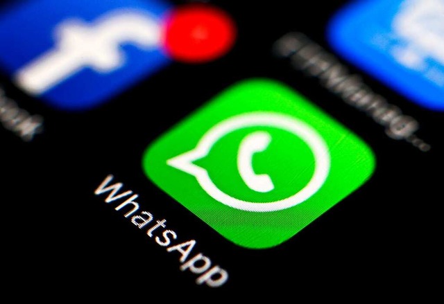 Der Messenger WhatsApp auf dem Display eines Smartphones.  | Foto: Ritchie B. Tongo (dpa)