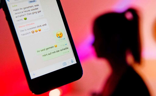 Cybermobbing kann zum Beispiel in der Whatsapp-Klassengruppe stattfinden.  | Foto: Julian Stratenschulte (dpa)