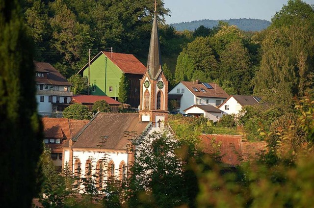 Eines der Schmuckstcke in Dossenbach ist die evangelische Kirche St. Pelagius.  | Foto: Hildegard Siebold