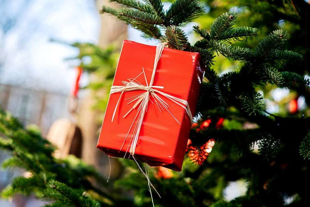 In vielen Lndern gibt es Geschenken traditionell erst nach Heiligabend.  | Foto: Hauke-Christian Dittrich (dpa)