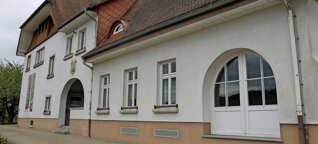 Das ehemalige Schul- und Rathaus von I...hlfte befindet sich der Gemeindesaal.  | Foto:  