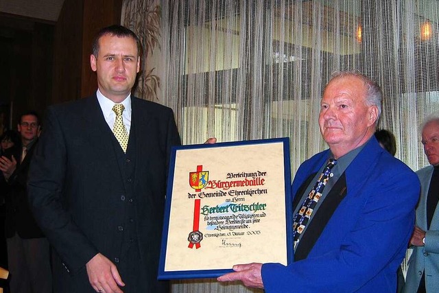 Verleihung der Brgermedaille durch B...ks) an Herbert Tritschler im Jahr 2005  | Foto: andrea gallien