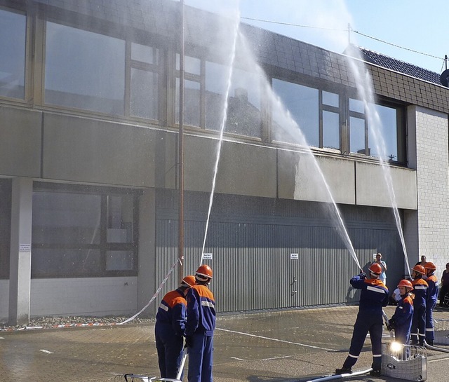 Die Ihringer Feuerwehr bei einer bung an der Albert-Schule  | Foto: Christine Weirich