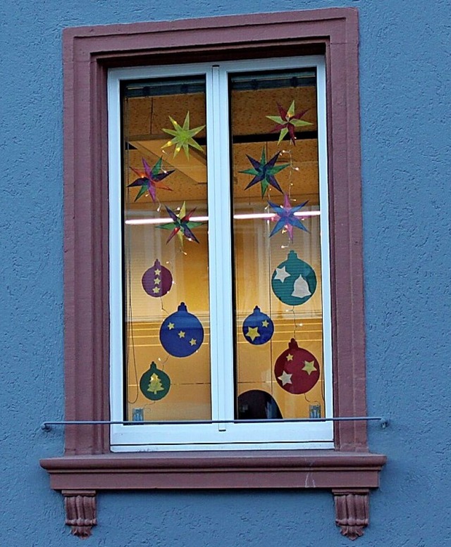 Ein dekoriertes Fenster im Erdgeschoss des Rathauses.  | Foto: Lena Dold