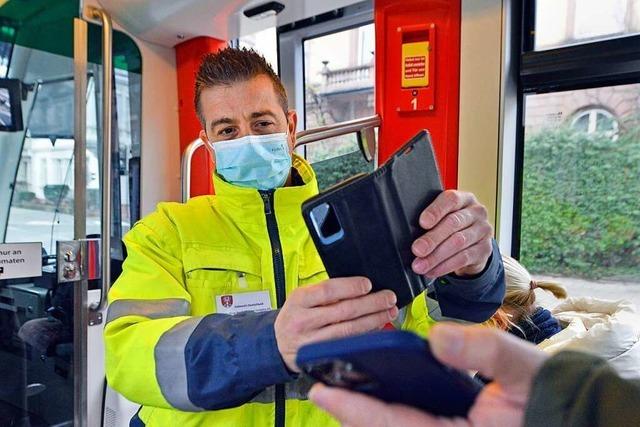 Fahrgäste in Freiburger Bussen und Bahnen halten sich überwiegend an 3G