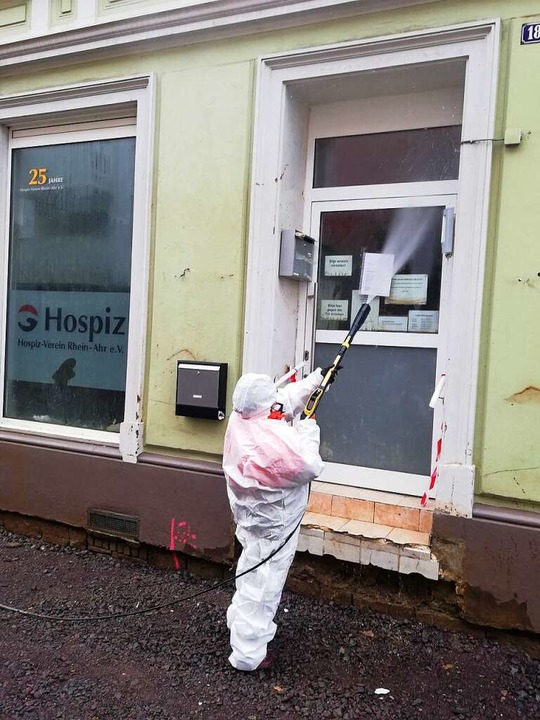 Ein Helfer reinigt eine Fassade.  | Foto: Cedric Rehman