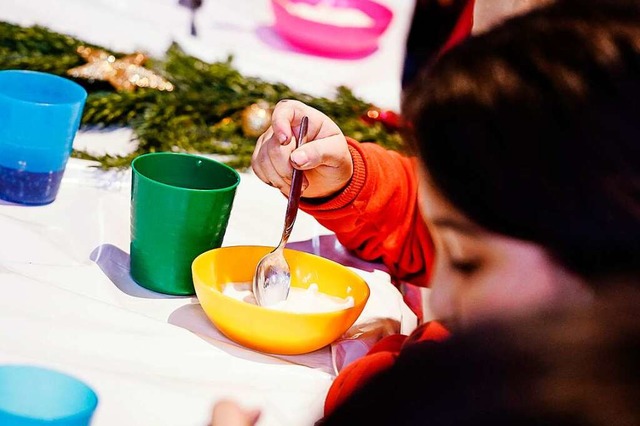 Ein Kind beim Mittagessen in der Mannheimer Kindervesperkirche.  | Foto: Uwe Anspach (dpa)