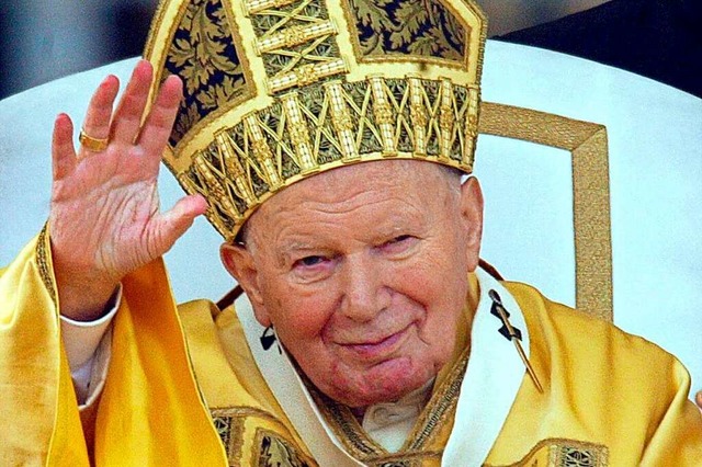 Papst Johannes Paul II. winkt am erste...tikanstadt den versammelten Glubigen.  | Foto: Alessandro Bianchi (dpa)