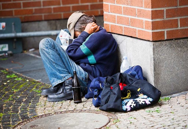 Viele Obdachlose leben ber Jahre hinw...lt es vielen schwer, Hilfe anzunehmen.  | Foto: Peter Kneffel (dpa)