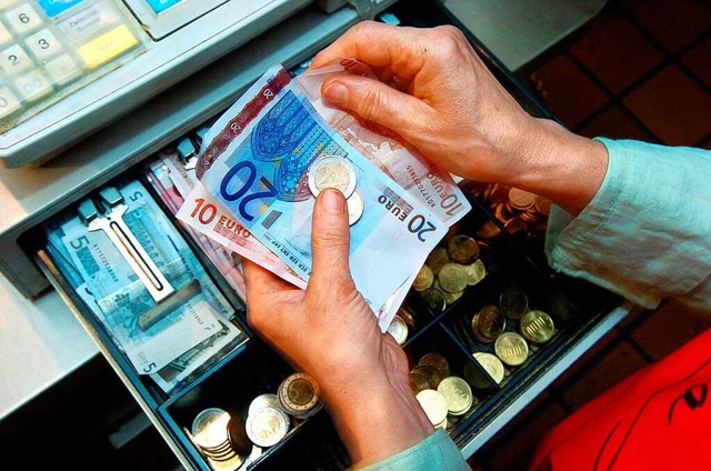 Geld in der Registerkasse eines Ladens.  | Foto: A3216 Peter Kneffel