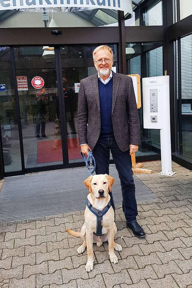 Hinter der Eingangstre des Rehaklinik...ftsfhrer. Hund Emil darf mit hinein.  | Foto: Axel Kremp