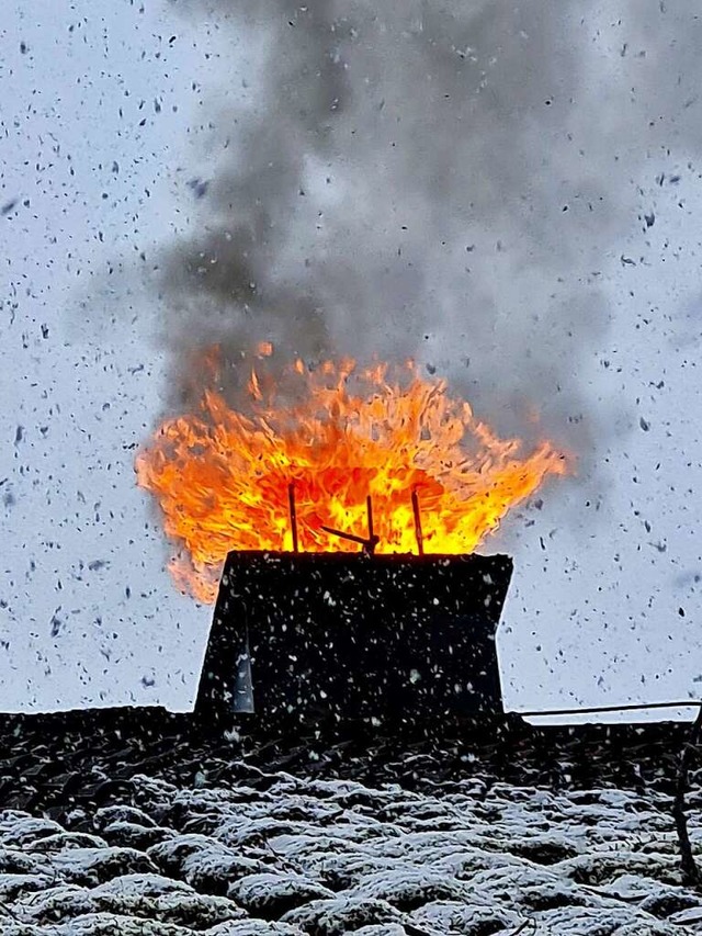 Ein Kaminbrand rief die Feuerwehr auf den Plan (Symbolfoto).  | Foto: Yvonne Rnzi