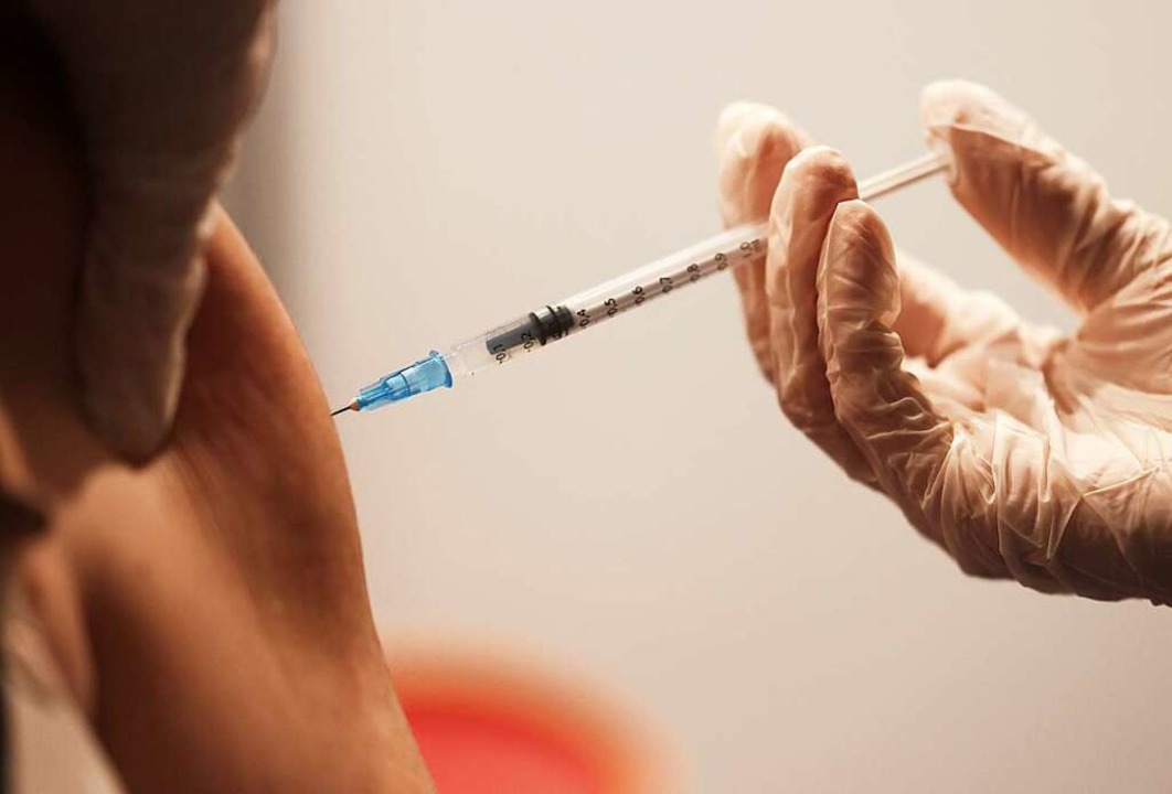 Das mobile Impfteam impft Menschen aus Mahlberg und Orschweier.  | Foto: Oliver Berg (dpa)