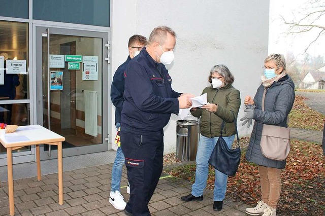 Ehrenamtlicher Einsatz am Impfsttzpun...annis verteilen und prfen Unterlagen.  | Foto: Stadt Ettenheim