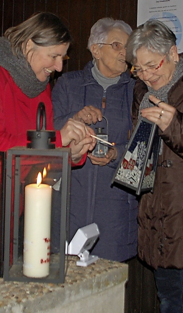 Sabine Hussermann (von links) bergib...r und Silke Osswald das Friedenslicht.  | Foto: Petra Wunderle