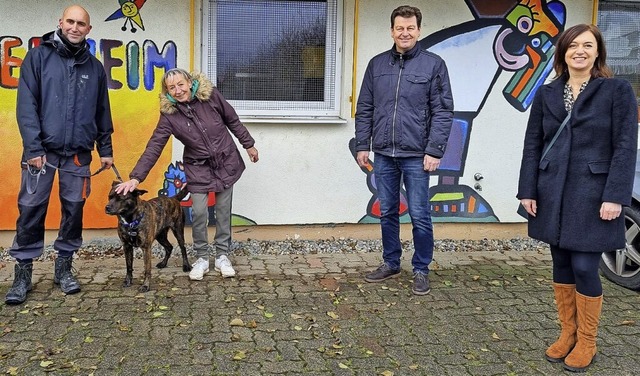 Besuch im Tierheim: Thomas Heinzelmann..., Holger Suckert und Martina Reisch    | Foto: Kerstin Schwammkrug, Evonik