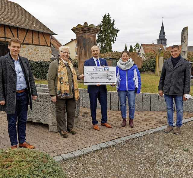 5000 Euro fr den geplanten Gedenkort ...Mhlfeit und Pfarrer Jrgen Schindler.  | Foto: Martin Wendel