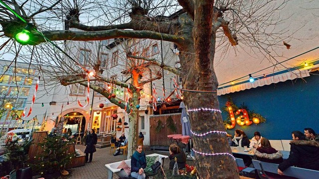Der Innenhof des Caf Pow verwandelt s...n der Adventszeit zum Weihnachtsmarkt.  | Foto: Michael Bamberger