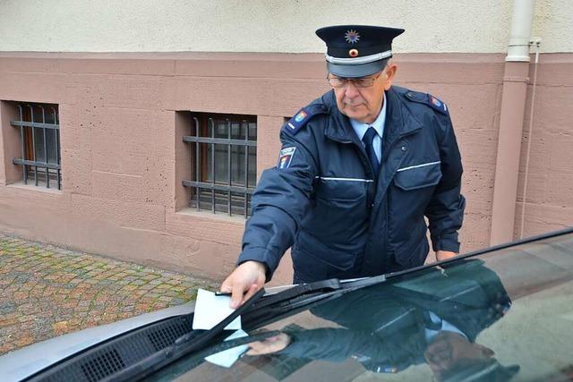 Horst Frey ahndet in Binzen Falschparken und Corona-Verstöße