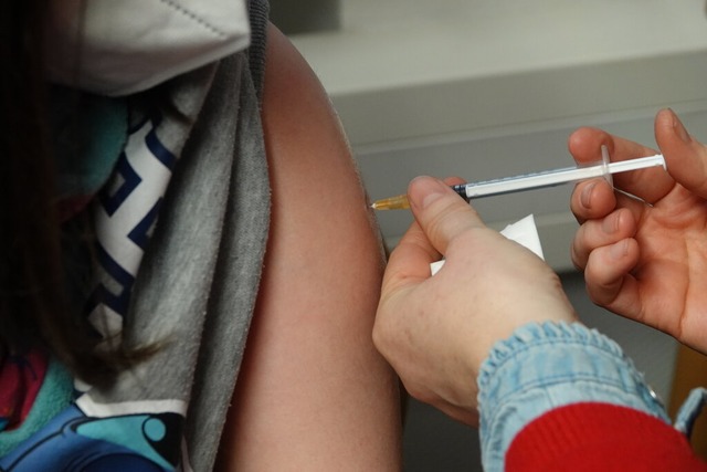 Das Gesundheitsamt regt zur Impfung an.  | Foto: Mona Wenisch (dpa)