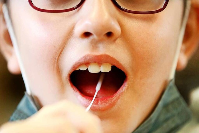 Schulkinder ab sechs Jahren brauchen i...ltern ins Restaurant oder Kino wollen.  | Foto: Roland Weihrauch (dpa)