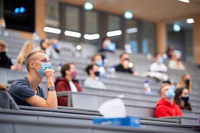 Studierende mit Mund- und Nasenmaske s...eim (Archivbild aus dem Oktober 2020).  | Foto: Sebastian Gollnow (dpa)