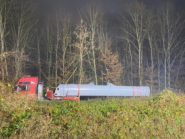Ein Schwerlasttransporter kam am Freitagabend von der Autobahn ab.  | Foto: Feuerwehr Emmendingen