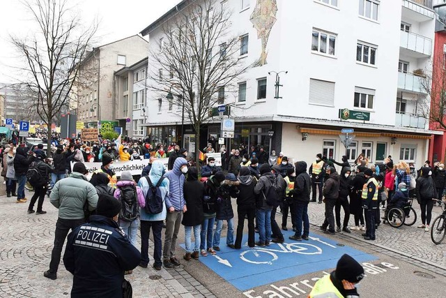 Gleich hinter der UB kam es zu einer ersten kurzen Blockade.  | Foto: Rita Eggstein