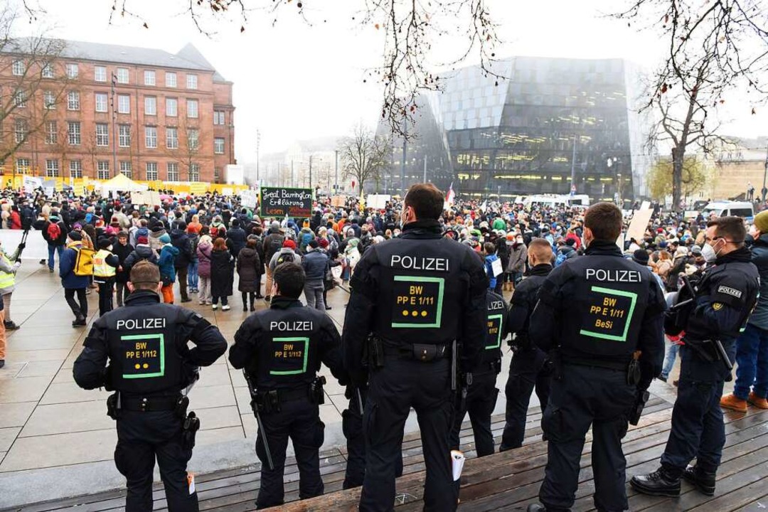 Die Polizei war mit starken Krften vor Ort.  | Foto: Rita Eggstein