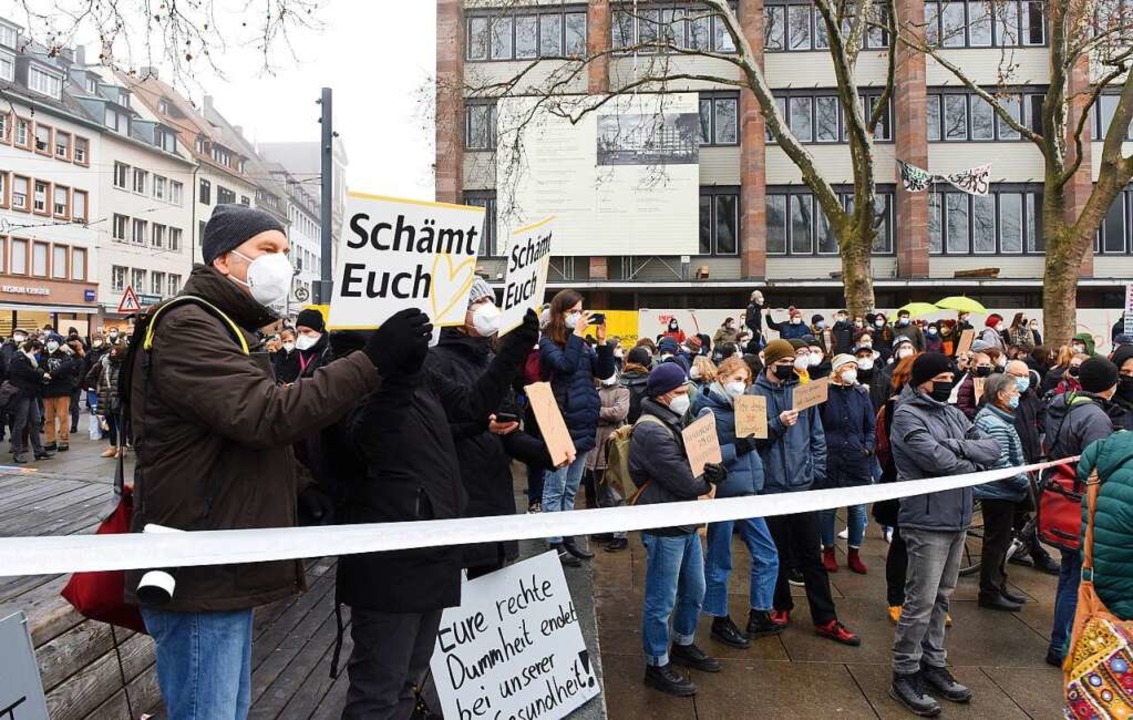 Am Platz der Alten Synagoge warteten  200-300 Gegendemonstranten.  | Foto: Rita Eggstein