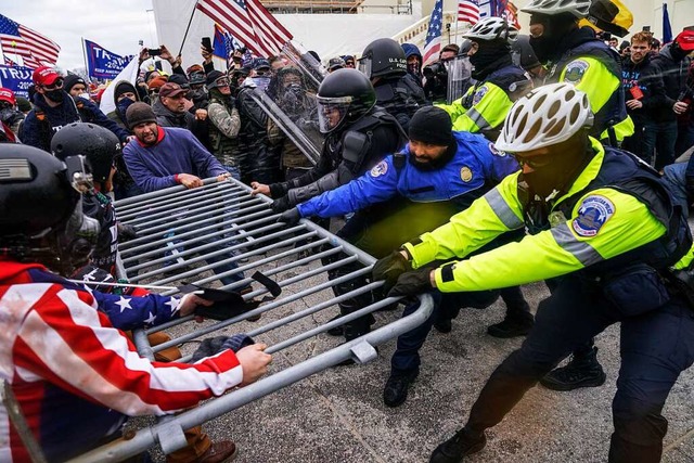 Knapp ein Jahr nach dem Angriff auf da...gen Prsidenten Donald Trump verhngt.  | Foto: John Minchillo (dpa)