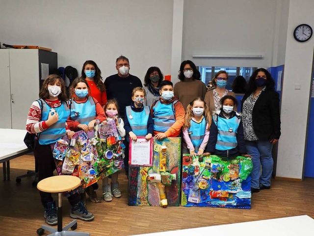 Die Kinder der Umwelt AG der Rheinschu...sentieren stolz ihre Mll-Kunstwerke.  | Foto: Herbert Frey