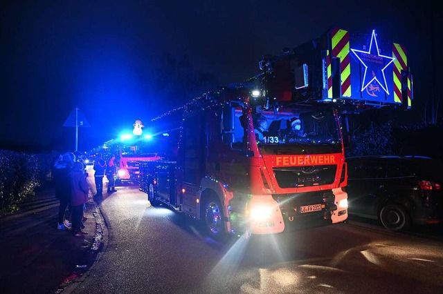 Festlich geschmckt und beleuchtet rollten die Feuerwehrautos durch Rheinfelden.  | Foto: Martin Eckert