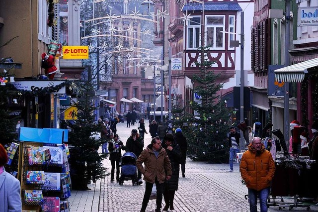 Die Corona-Pandemie setzt dem Weihnachtsgeschft in der Lahrer Marktstrae zu.  | Foto: Bettina Schaller